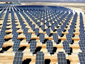 800px-Giant_photovoltaic_array.jpg