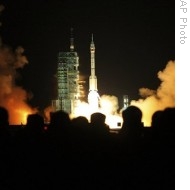 ap-chinese-observers-watch-the-launch-of-the-shenzhou-7-eng-190-25sep08.jpg